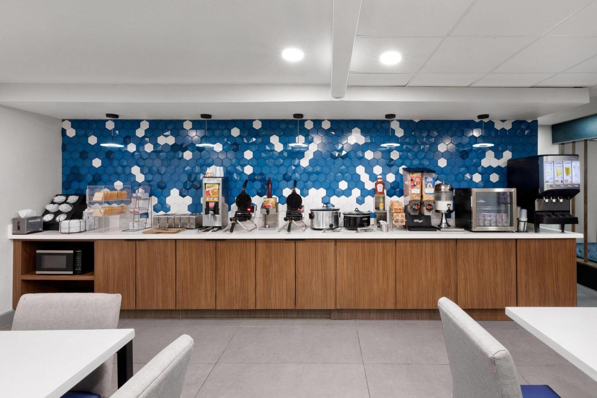 Staying Near Turner Field: 4 Budget-Smart 3-Star Hotels Compared