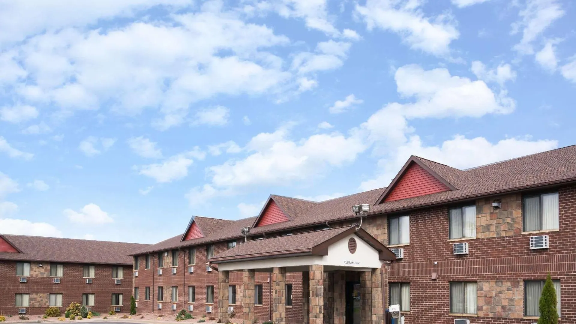 Where to Stay Near Rod and Gun Park: 6 Family Hotels in Eau Claire